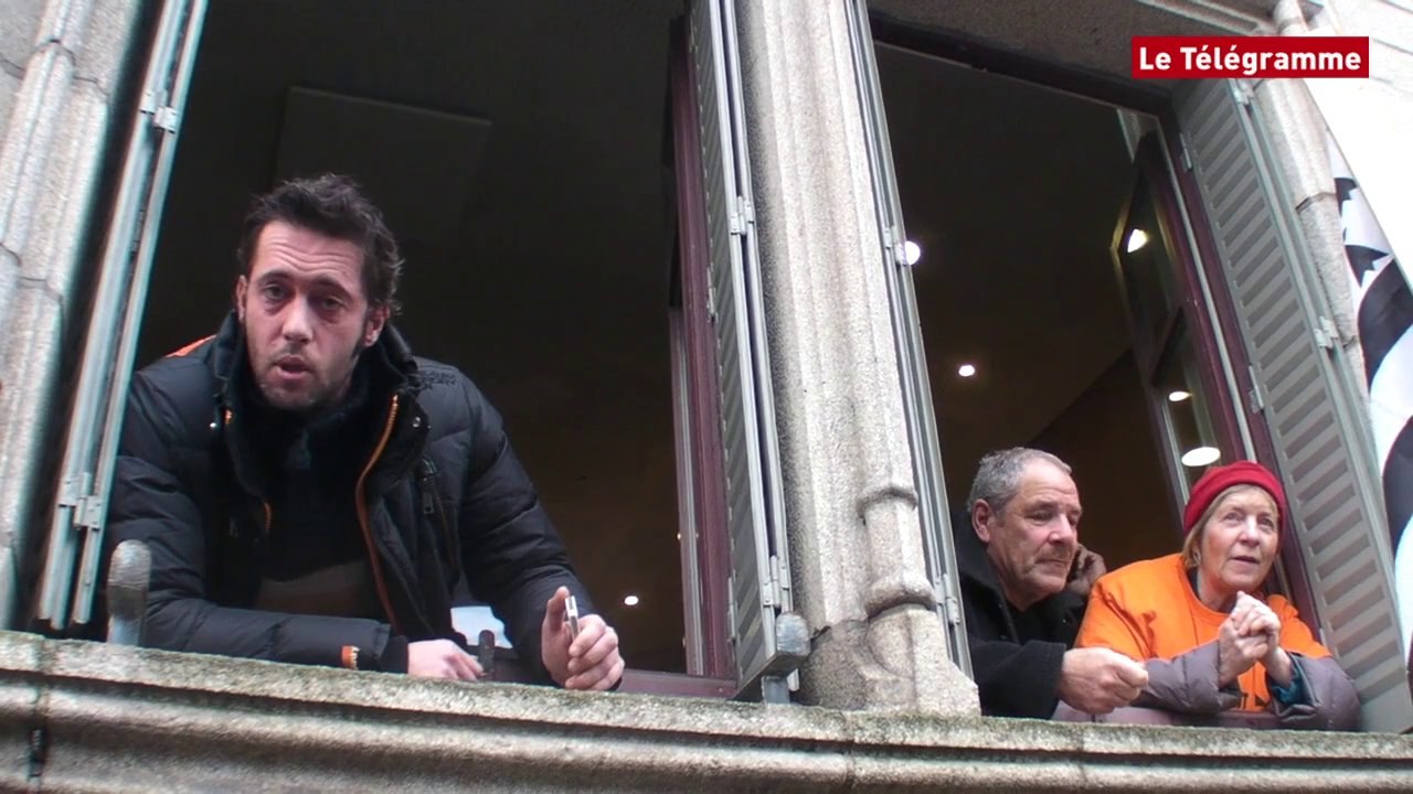 Quimper. Le hall de la préfecture occupé