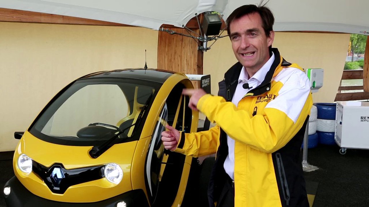 Sebastian Vettel teste le Twizy RS F1, un KERS sur 4 roues