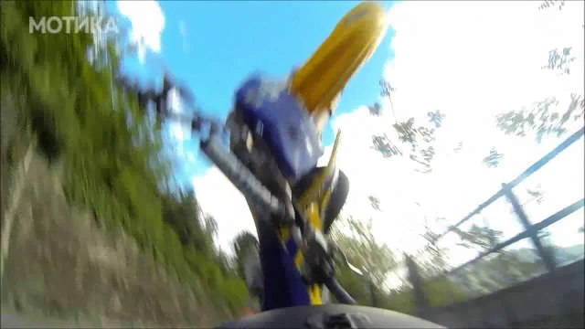 МОТИКА: Дечко покажува како се вози мотор на едно тркало