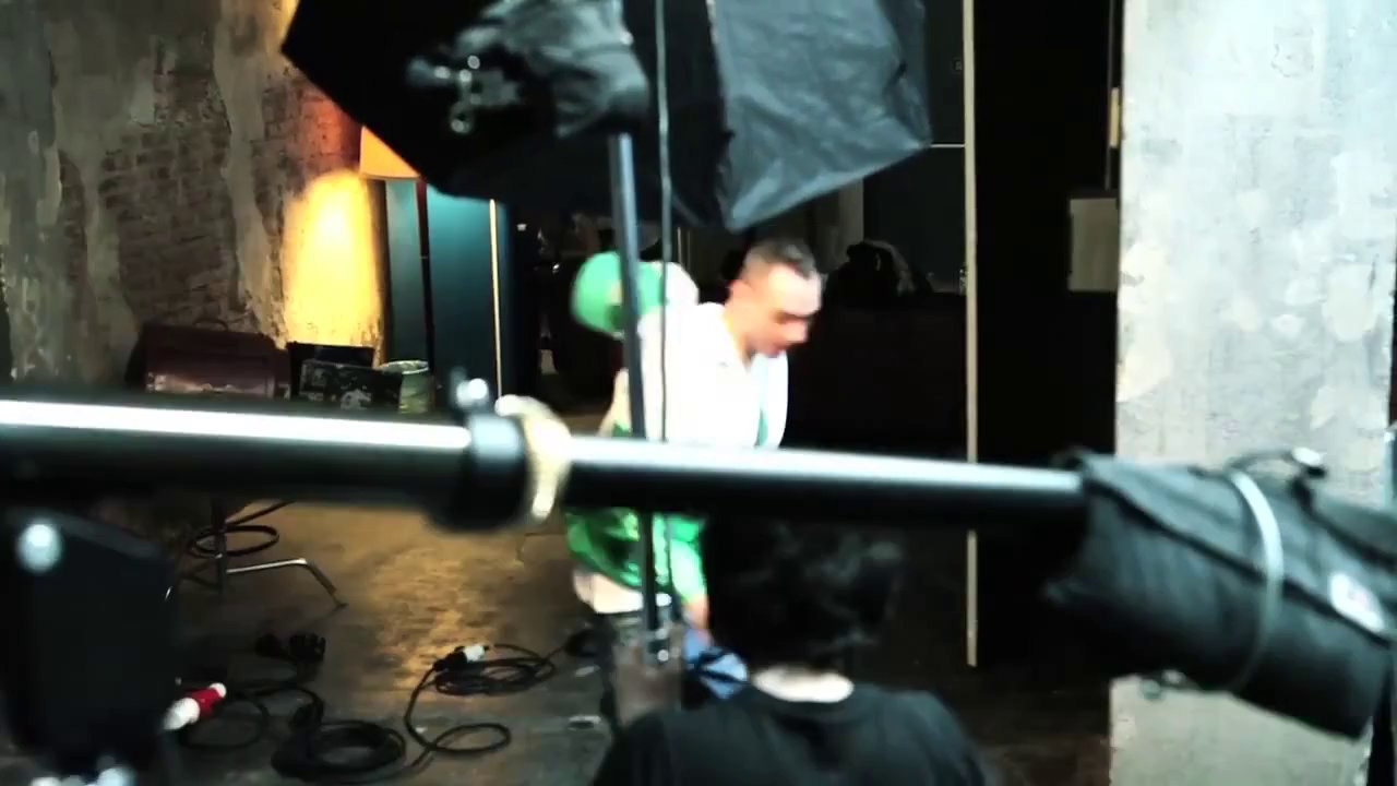 Fabri Fibra shooting backstage