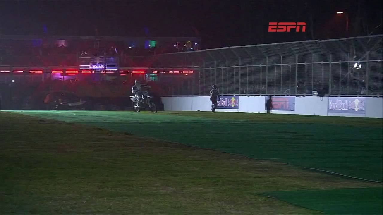 Record de saut en scooter des neiges