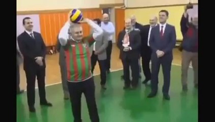 Binali Yıldırım voleybol oynadı