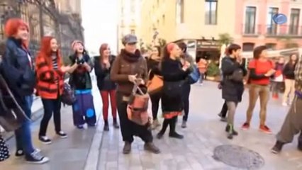 Lesbianas y gais se besan en rechazo a las palabras del cardenal Sebastián