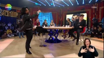 Okan Bayülgen'den konuklarına güldüren sürpriz