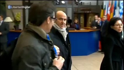 De Guindos a la prensa en el Eurogrupo: "Que se vayan a tomar por culo"