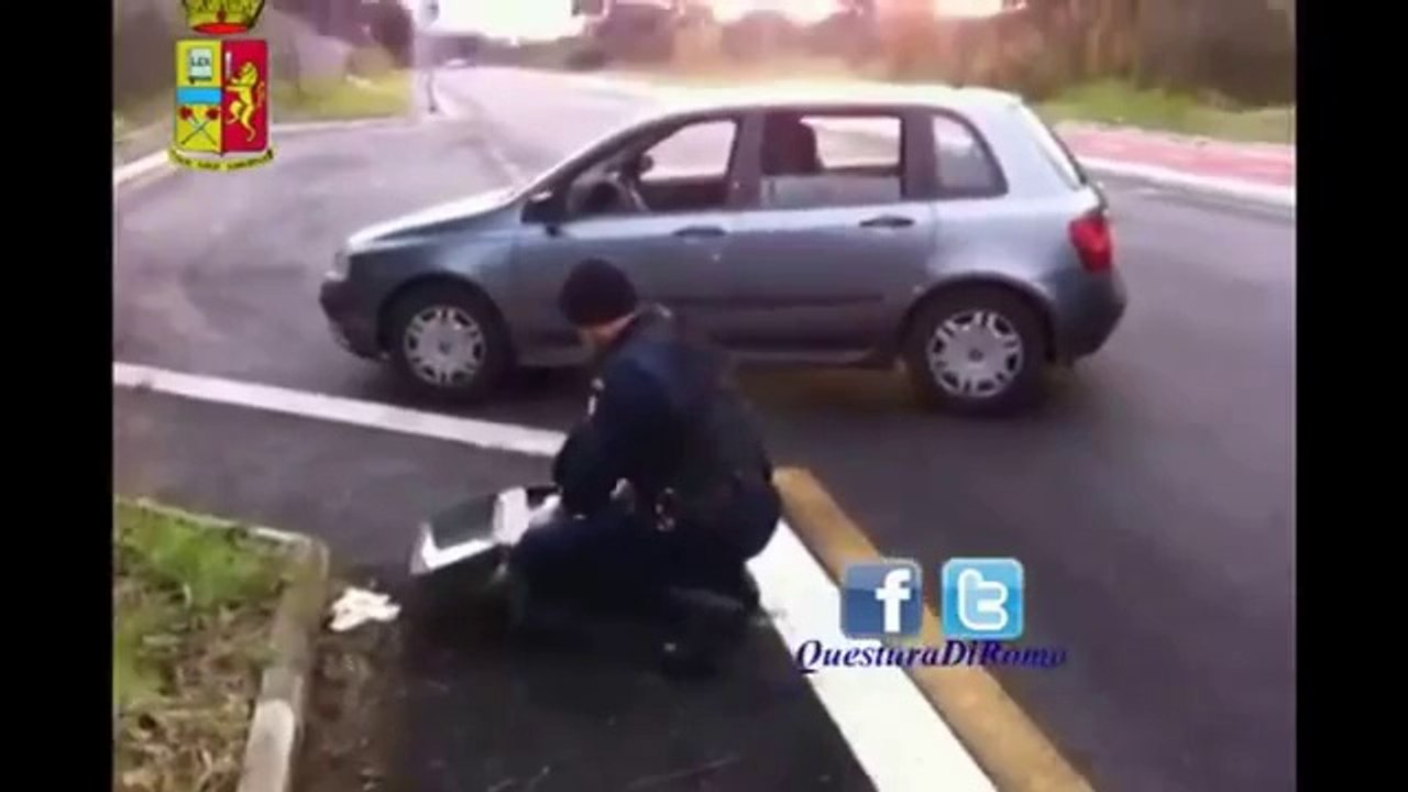 Roma - La Polizia fa brillare un pacco bomba (03.01.14)