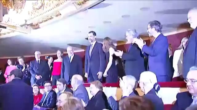 TV3 - Telenotícies - Els prínceps, rebuts amb xiulets al Liceu