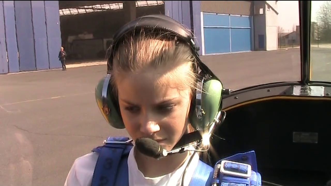 Film de Voltige sur Cap 10 avec ma petite fille Ingrid verticale piste du Havre.