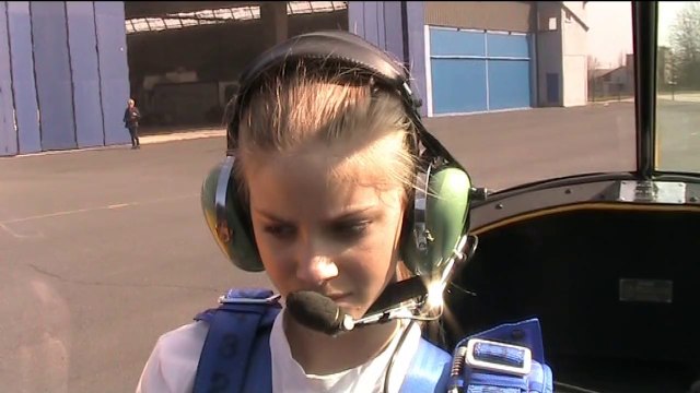 Film de Voltige sur Cap 10 avec ma petite fille Ingrid verticale piste du Havre.