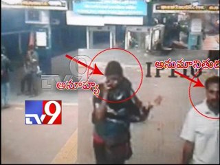 Man walking behind Anuhya in Mumbai railway station suspected to have killed A.P techie