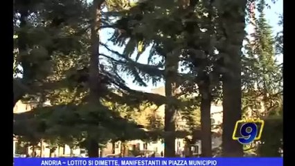 Descargar video: Andria | Lotito si dimette, manifestanti in Piazza Municipio