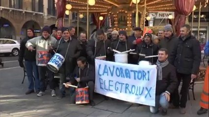 OPERAI ELECTROLUX IN PREFETTURA
