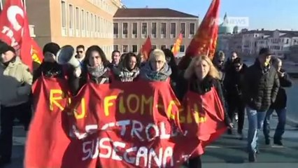 ELECTROLUX: "TAGLIO SALARI O CHIUSURA"