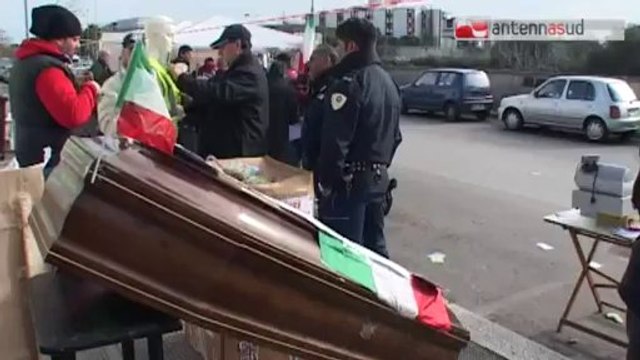 TG 15.01.14 Bari, i Forconi presidiano la sede di Equitalia