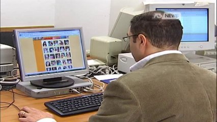 LI INDUCONO A SPOGLIARSI E LI RICATTANO