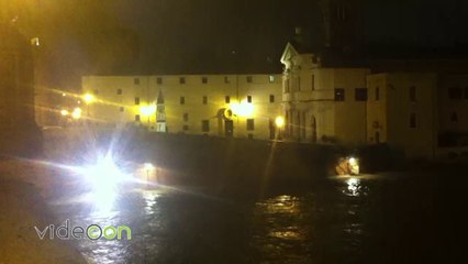 Download Video: Maltempo a Roma, la piena del Tevere vista di notte da Ponte Sisto a Ponte Cestio