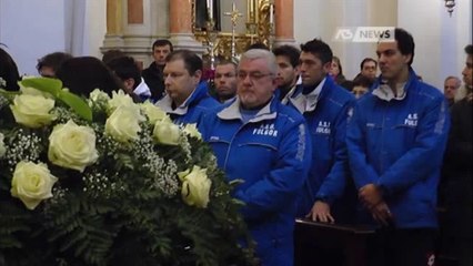 FUNERALI DELL'OPERAIO, FOLLA E APPLAUSI