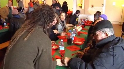 VOLONTARI A PRANZO CON I SENZA DIMORA