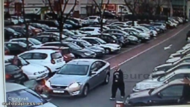 Roba un coche con un bebé de 16 meses en el interior