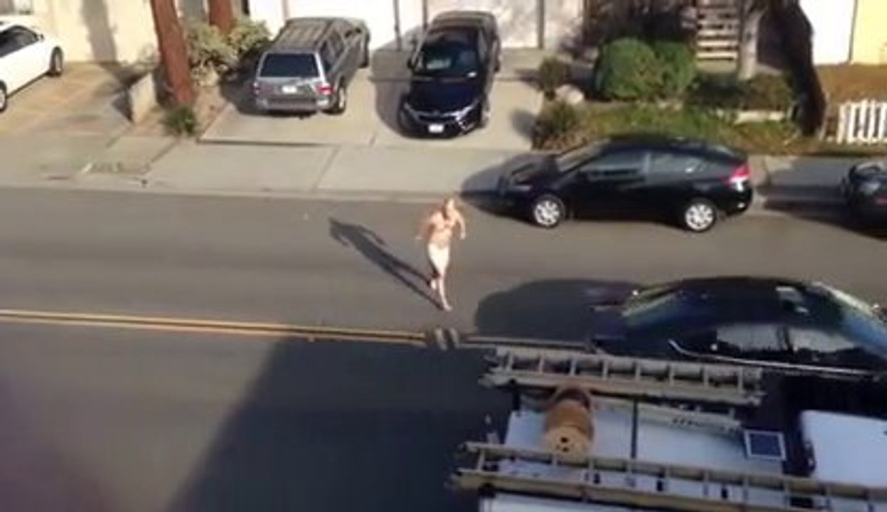 Drunk guy playing GTA 5 for real, in the street! Hilarious...