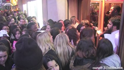 Justin Bieber -- Believe Movie (Paris Premiere) - Fans Go Mad