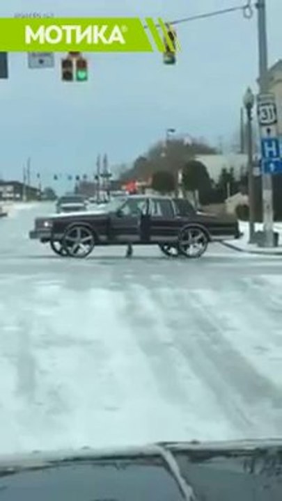 МОТИКА: Шизик со 30-инчни бандажи на снегот во Атланта