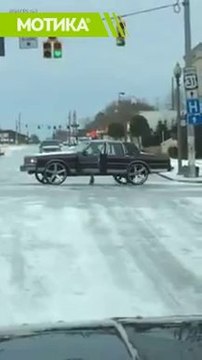 МОТИКА: Шизик со 30-инчни бандажи на снегот во Атланта