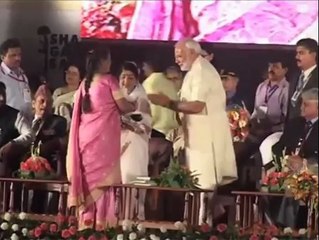 Download Video: Lata Mangeshkar felicitated by Gujarat Chief Minister Narendra Modi