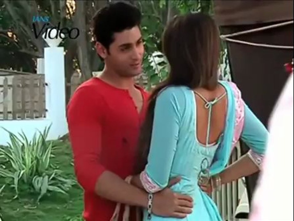 Jee Le Zara : Saanchi-DV romance in public