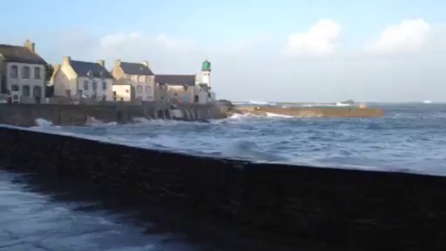 La houle s'amplifie à l'Île de Sein