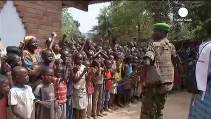 Orta Afrika Cumhuriyeti'nin yeni cumhurbaşkanı mülteci kamplarını ziyaret etti