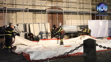 Lavoratore Astir su impalcature Piazza Plebiscito