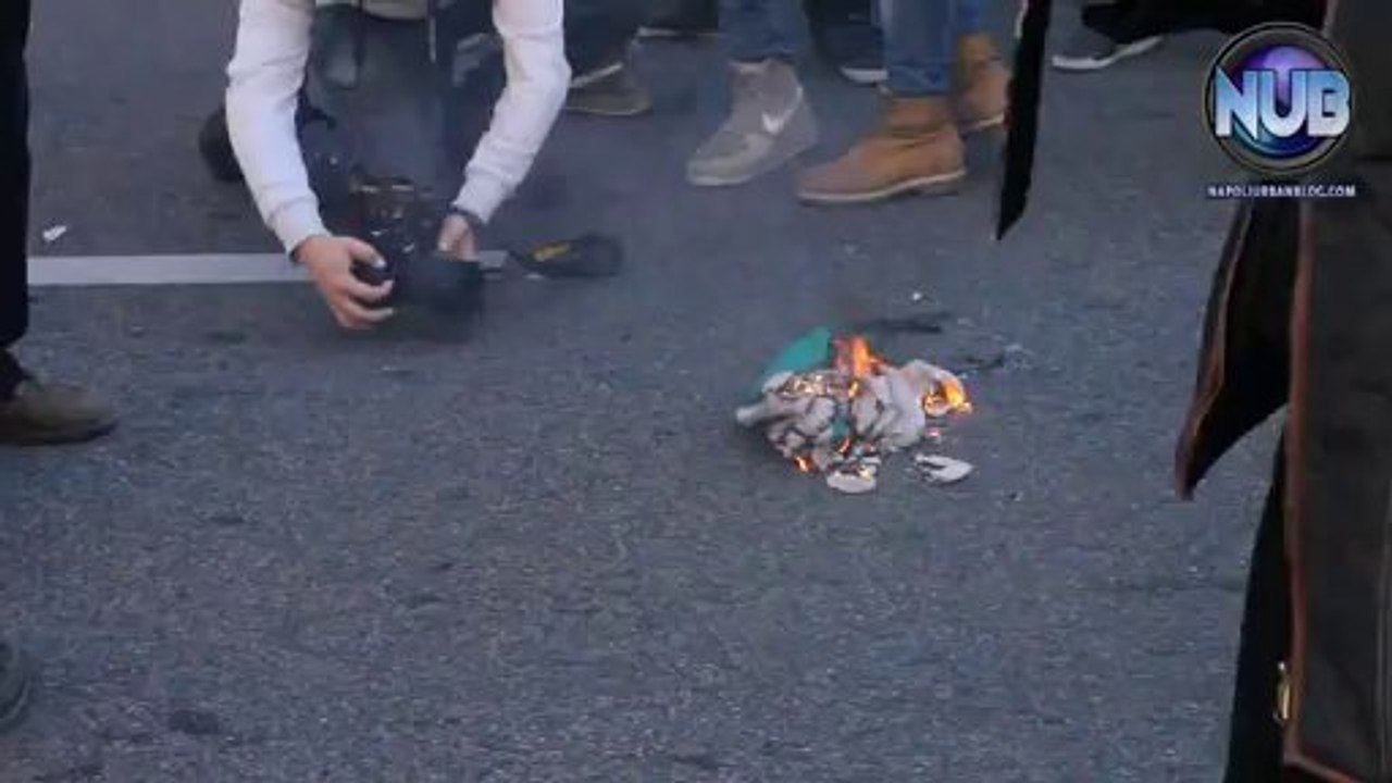 Studenti bruciano la bandiera Pd