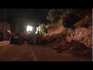 Pozzuoli (NA) - La collina di San Gennaro frana sulla strada -live- (15.01.14)