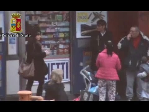 Napoli - Rubavano cellulari alla stazione Cavour, arrestati (10.01.14)