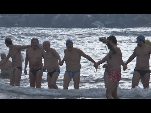 San Giovanni a Teduccio (NA) - Un tuffo per il recupero del litorale (07.01.14)