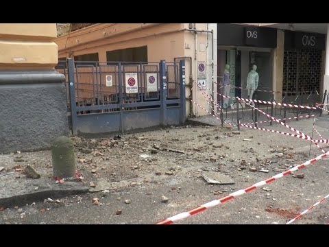 Napoli - Crolla cornicione al Vomero -1- (03.01.14)