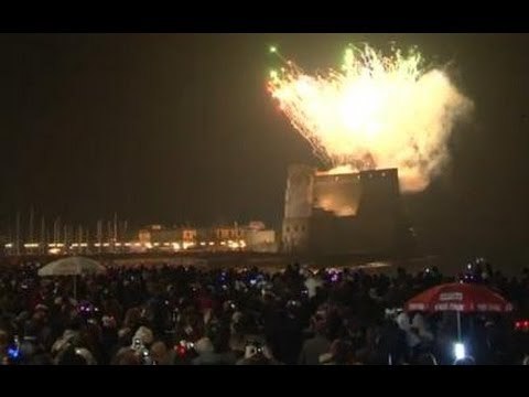 Napoli - Capodanno 2014, l'incendio del Castello (01.01.14)