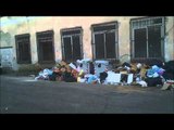Aversa (CE) - Piazza Marconi, il 2014 inizia tra i rifiuti (02.01.14)