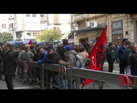 Napoli - La protesta dei forestali davanti alla Regione (13.12.13)
