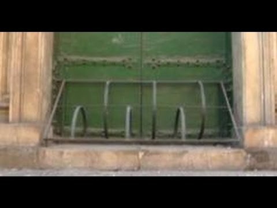 Napoli - Dissuasori anti-barboni davanti a una chiesa (11.12.13)