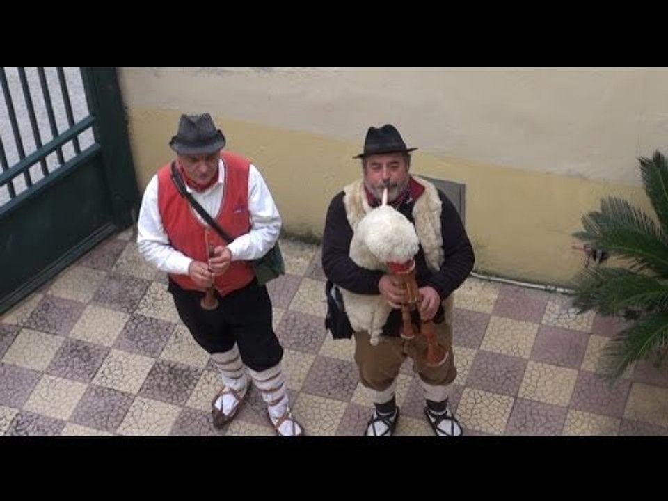 Gricignano (CE) - La novena degli zampognari nel cortile di Pupia (07.12.13)