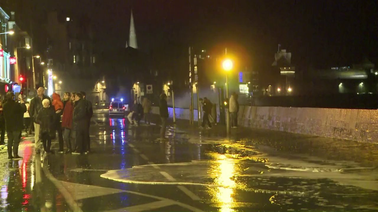 Grandes marées: vagues énormes à Saint-Malo
