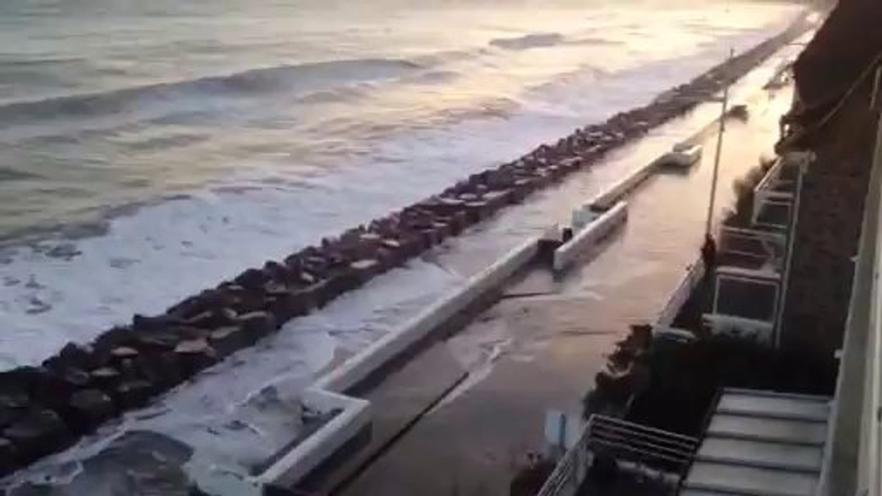 Aux Rosaires, la mer brise le mur de la digue