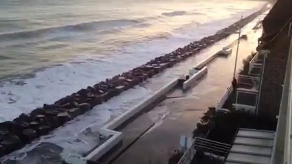 Aux Rosaires, la mer brise le mur de la digue
