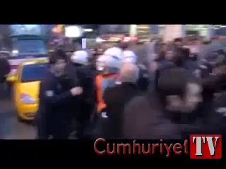 Kadıköy'de AKP standında yaşanan arbedenin görüntüleri