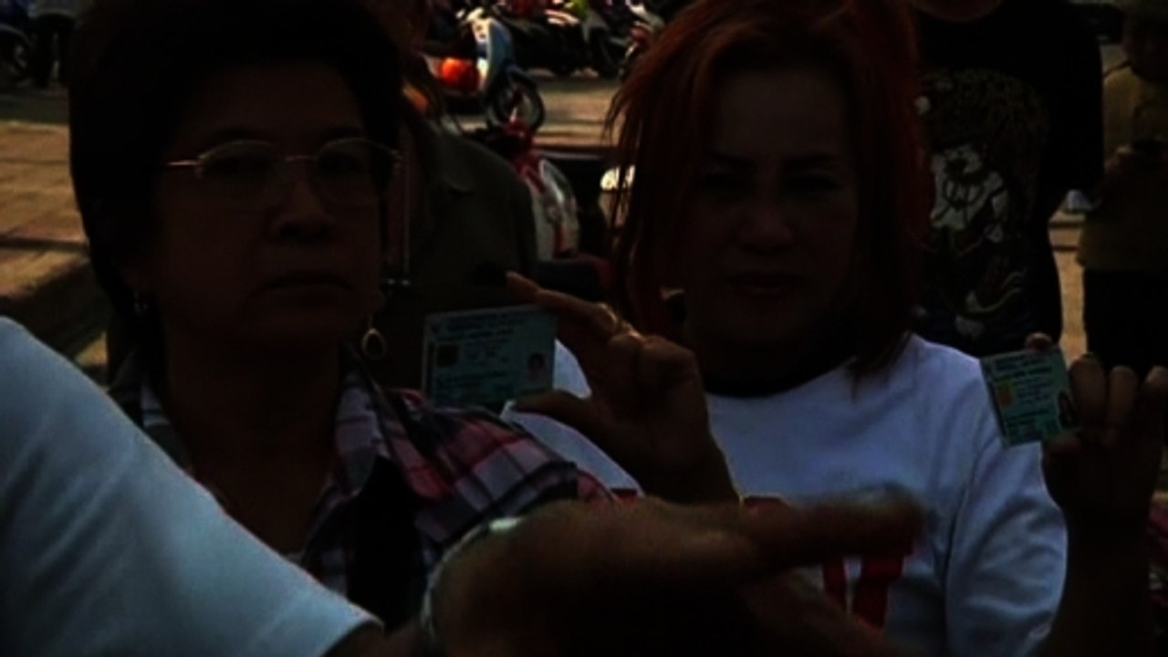 Scuffles at polling stations in Bangkok