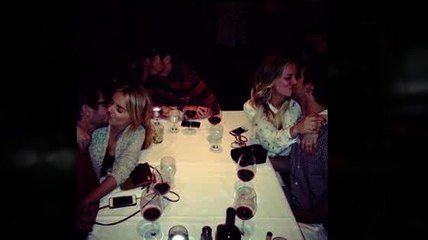 Kaley Cuoco-Sweeting sube imagen de beso grupal con sus amigos