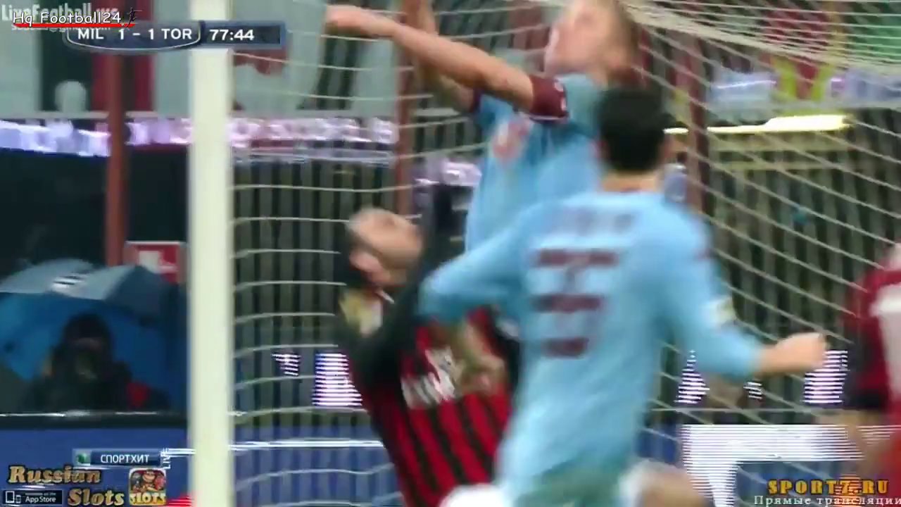 Un gros coup de pied dans la tête pendant un match de foot. Violent!