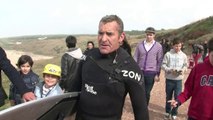 Garett McNamara surfe les vagues géantes de Nazaré au Portugal